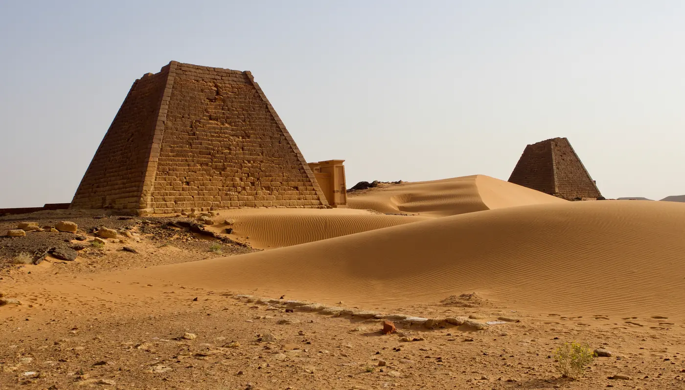 أهرام مروي عند شروق الشمس